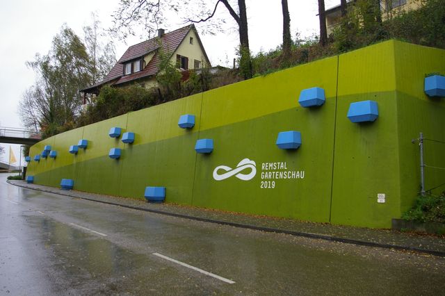 Bemalte Betonwand, App fürs Smartphone, Naschgarten ...