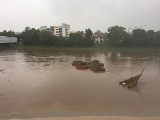 Schwimmende Gärten schwimmen davon