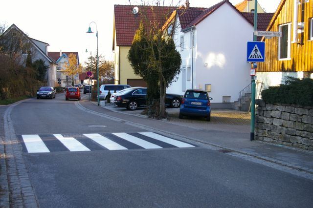 Tempo 40 und Zebrastreifen in der Bittenfelder Straße in Hochdorf