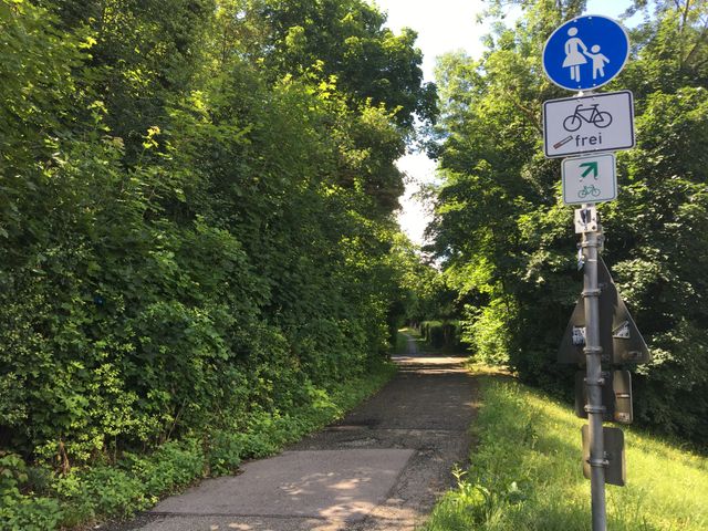 Schlossweg in Neckarrems wird ausgebessert und beleuchtet