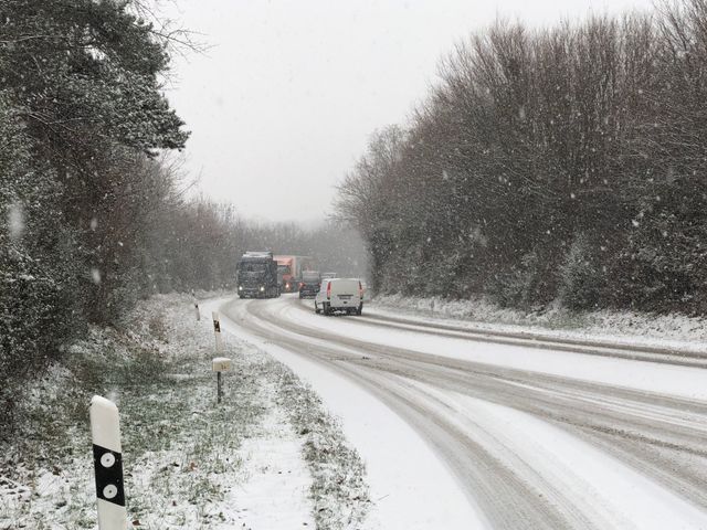 Naturereignis Schnee beeinträchtigt Straßenverkehr