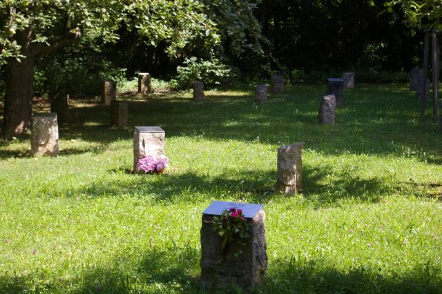 Grabschmuck bei Urnengräbern unter Bäumen